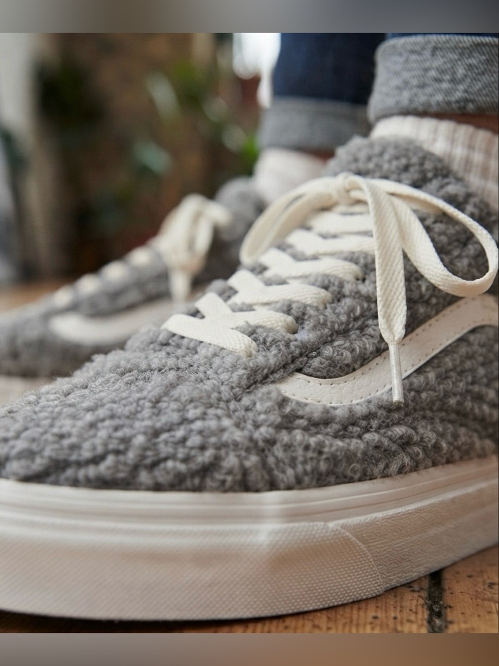 Vans Gray Fuzzy Sherpa Teddy Fleece Low Top Sneakers Skate Shoes Women 7/Men 5.5